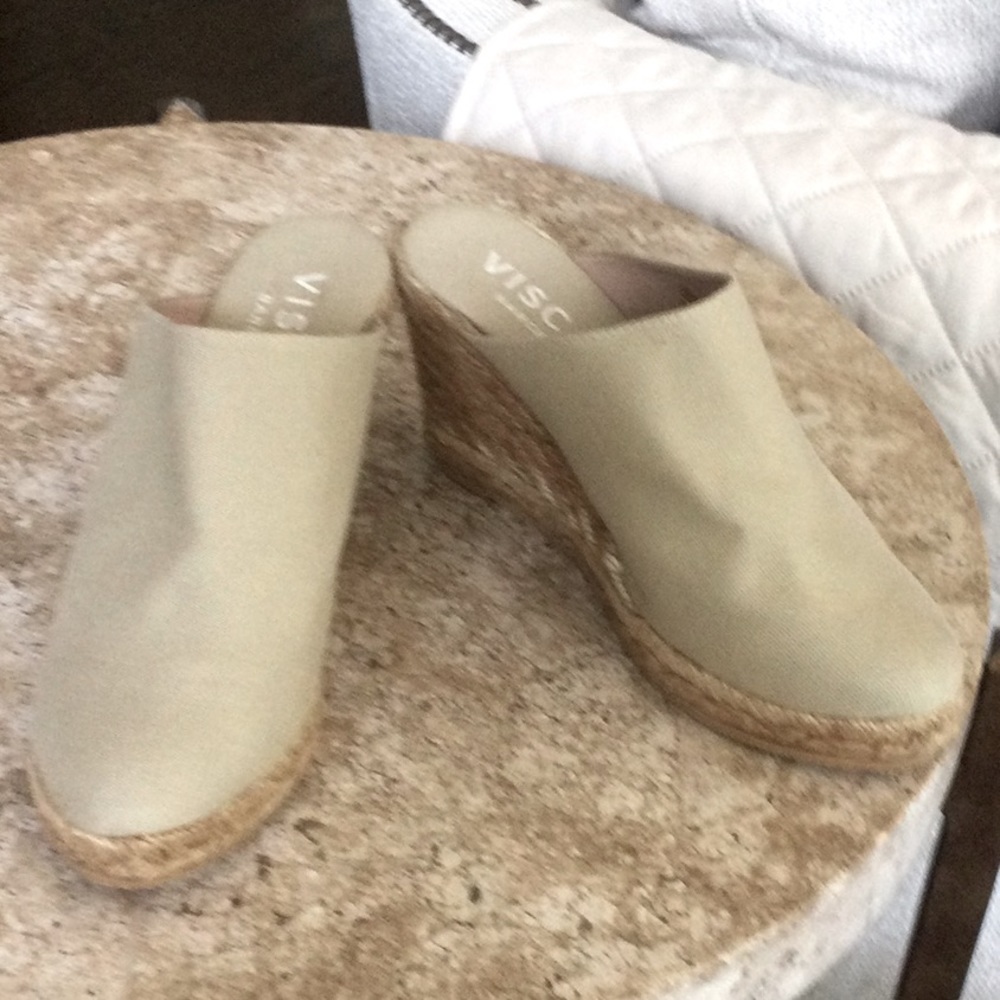 Viscata wedge clogs